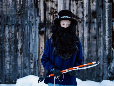 Der Fuhrmann beim Fisser Kinderblochziehen wird von einem älteren Fisser Kind repräsentiert. Fasnacht in Tirol Österreich | © Serfaus-Fiss-Ladis Marketing GmbH | Rene Raggl