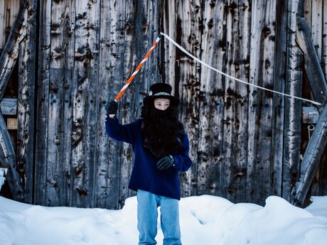 Der Fuhrmann hat beim Fisser Kinderblochziehen mit seiner Geißel eine ganz wichtige Aufgabe | © Serfaus-Fiss-Ladis Marketing GmbH | Rene Raggl