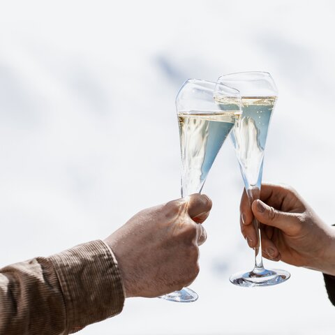 Ein Glas Champagner als Aperitif beim Sunset Dinner Masner in Serfaus Fiss Ladis | © Serfaus-Fiss-Ladis Marketing GmbH | Rene Raggl