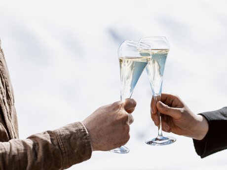 Ein Glas Champagner als Aperitif beim Sunset Dinner Masner in Serfaus Fiss Ladis | © Serfaus-Fiss-Ladis Marketing GmbH | Rene Raggl