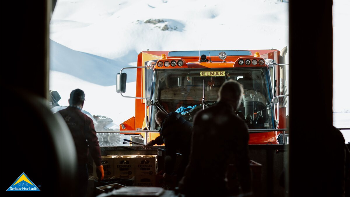 Anlieferung von Lebensmitteln in den Bergrestaurants Tirols in Serfaus Fiss Ladis mittels Pistenbully | © Serfaus-Fiss-Ladis Marketing GmbH | Rene Raggl