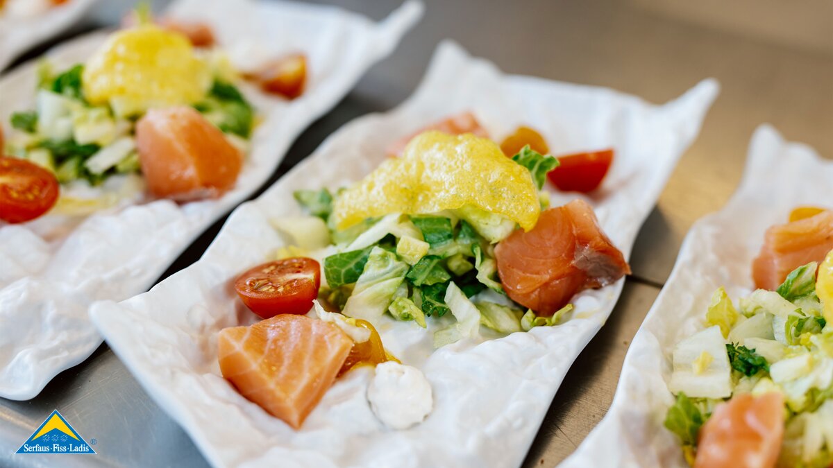 Gebeizter Lachs wird als Vorspeise beim Sunset Dinner im Masner in Serfaus-Fiss-Ladis in Tirol serviert | © Serfaus-Fiss-Ladis Marketing GmbH | Rene Raggl