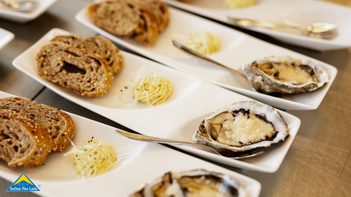 Austern werden beim Sunset Dinner Masner in Serfaus Fiss Ladis als Vorspeise serviert | © Serfaus-Fiss-Ladis Marketing GmbH | Rene Raggl