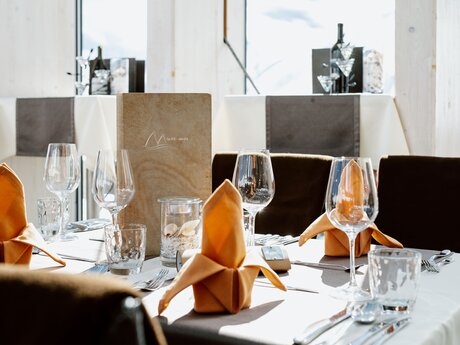 Gedeckte Tische für das Sunset Dinner im Masner in Serfaus Fiss Ladis in Tirol | © Serfaus-Fiss-Ladis Marketing GmbH | Rene Raggl