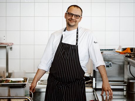 Küchenchef Rene Wildner kocht für die Gäste beim Sunset Dinner im Restaurant Monte Mare im Masner | © Serfaus-Fiss-Ladis Marketing GmbH | Rene Raggl