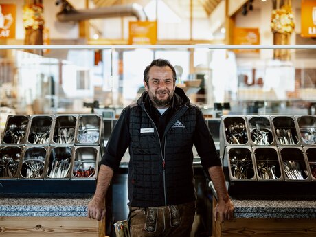 Michael bei der Hüttenführung durch die Skihütte Masner in Serfaus | © Serfaus-Fiss-Ladis Marketing GmbH | Rene Raggl