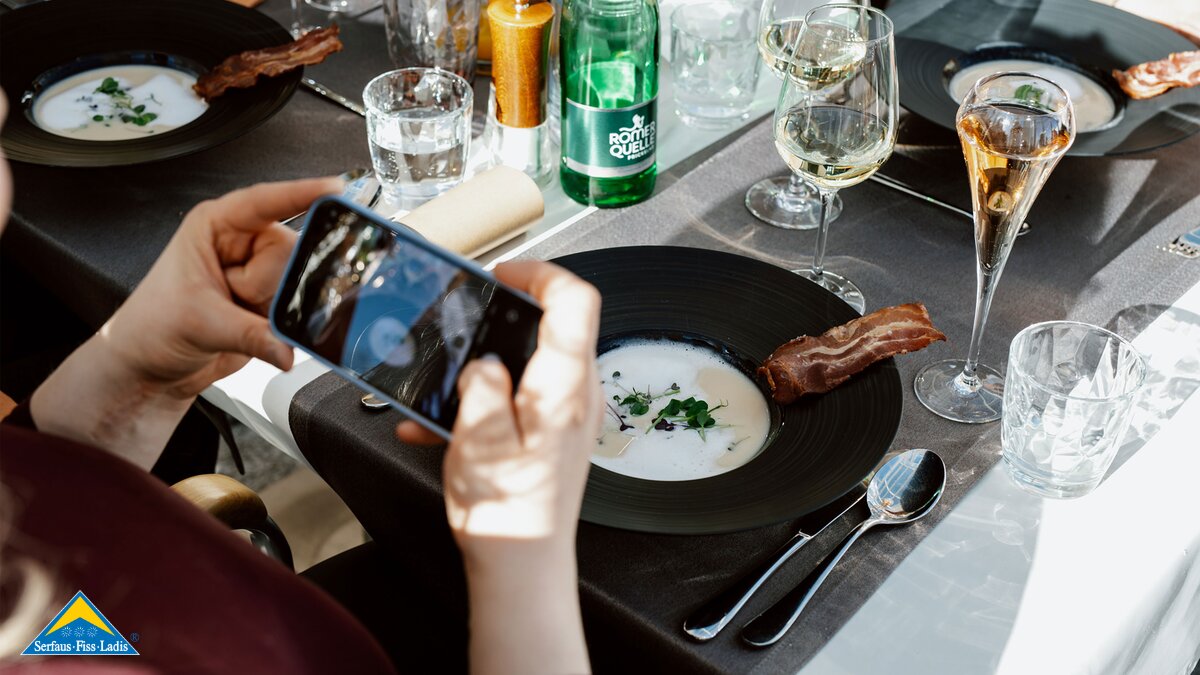 Eine hausgemachte Schwarzwurzelcremesuppe kann beim Sunset Dinner Masner in Serfaus genossen werden | © Serfaus-Fiss-Ladis Marketing GmbH | Rene Raggl