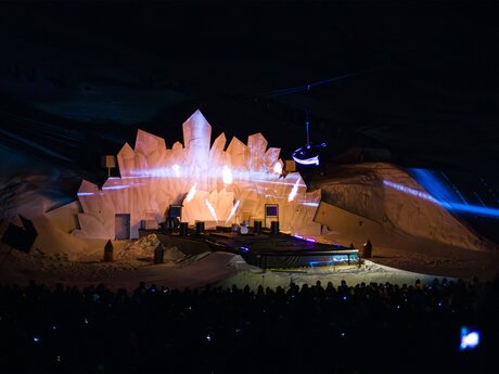 Tuchakrobatin über der Bühne bei der Adventure Night in Serfaus | © Serfaus-Fiss-Ladis Marketing GmbH | Fabian Schirgi