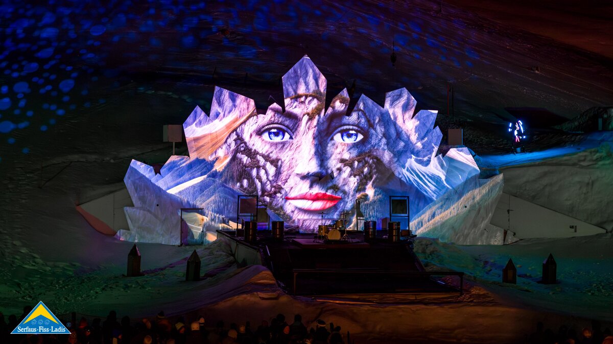 Das Bühnenbild bei der Adventure Night Serfaus mit dem Thema Reflection  | © Serfaus-Fiss-Ladis Marketing GmbH | Fabian Schirgi