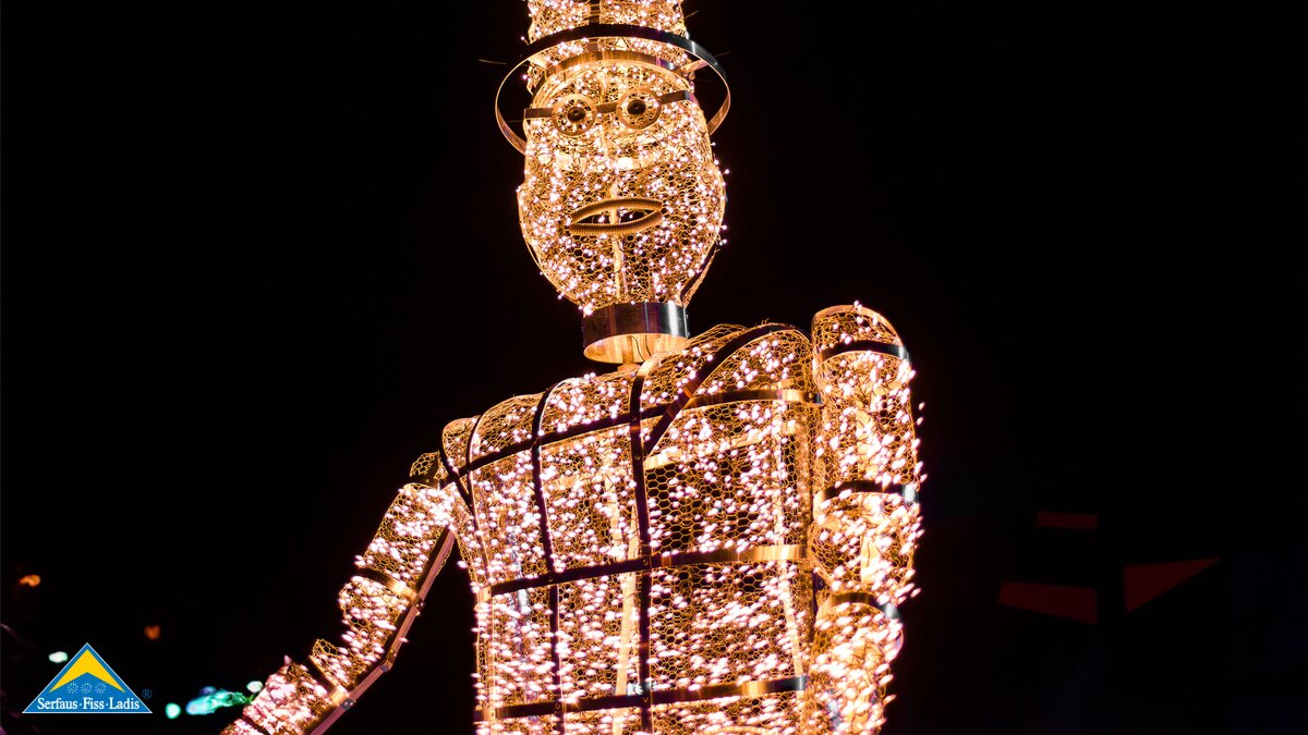 Ein riesiges Leuchtmännchen beeindruckt das Publikum bei der Adventure Night Serfaus | © Serfaus-Fiss-Ladis Marketing GmbH | Fabian Schirgi