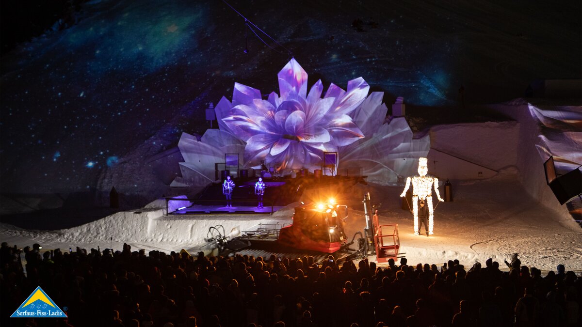 Ein Pistenbully steht vor der Bühne der Adventure Night in Serfaus Fiss Ladis Tirol | © Serfaus-Fiss-Ladis Marketing GmbH | Fabian Schirgi