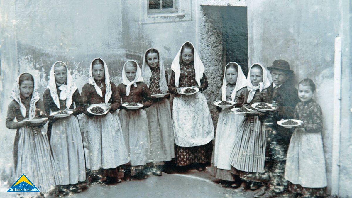 Einheimische Kinder aus Ladis verkauften Walderdbeeren an die Kurgäste des Kurhotels in Obladis in der heutigen familienfreundlichen Urlaubsregion Serfaus-Fiss-Ladis in Tirol. | © Burgl Kirschner