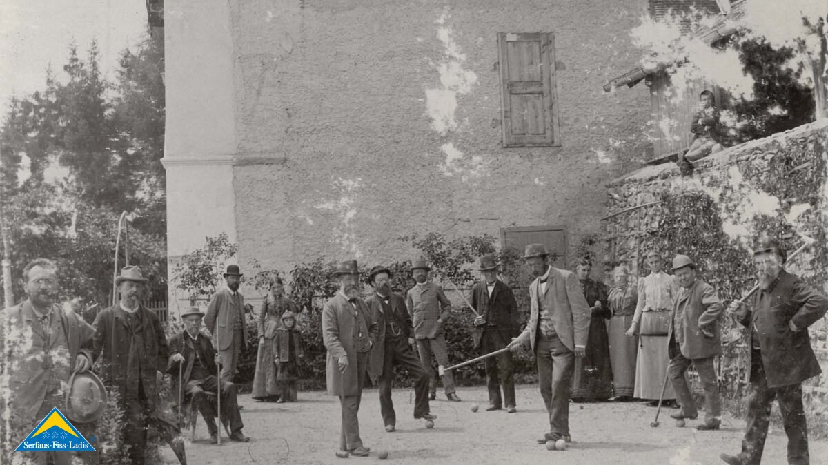 Vor dem Kurhotel Obladis in der heutigen Ferienregion Serfaus-Fiss-Ladis spielte Kurgäste Cricket. | © Burgl Kirschner
