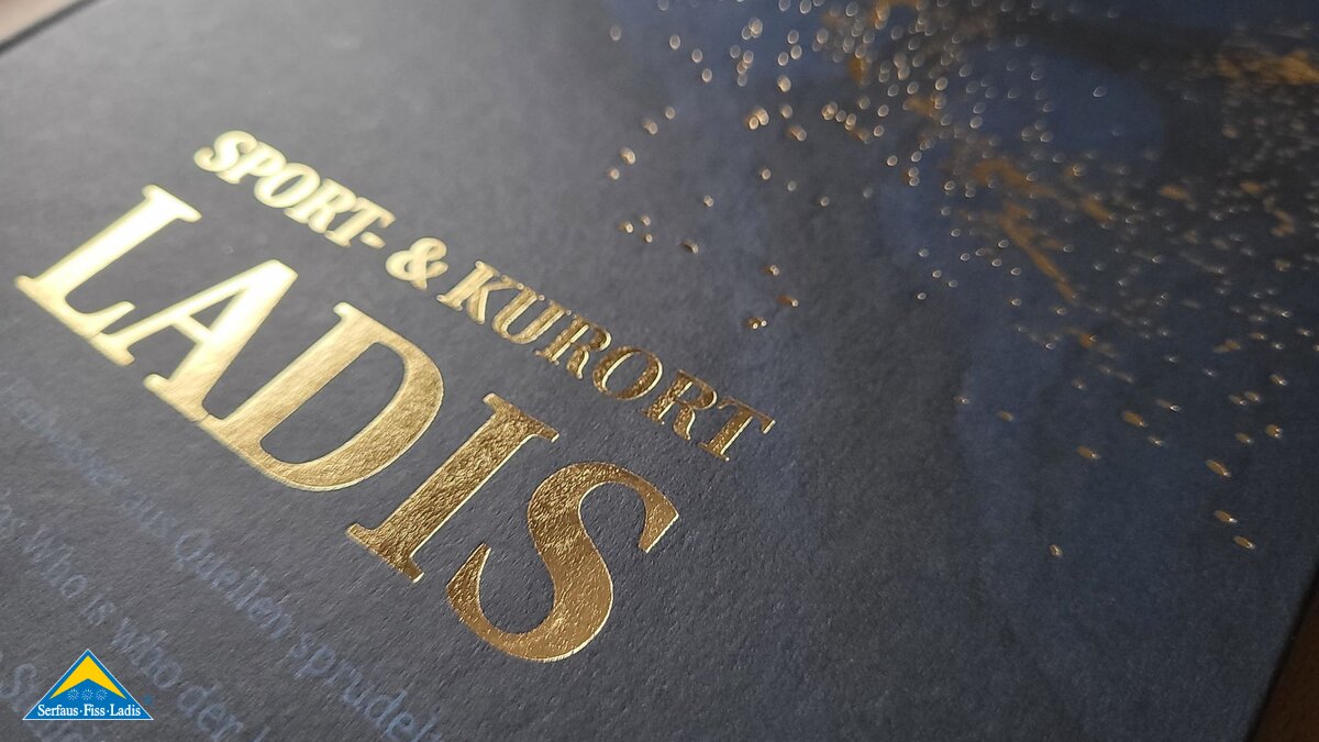 Einband Goldbuchstaben Dorfbuch Ladis Sport- und Kurort Ladis Agentur CherryBomb Gemeinde Ladis | © Serfaus-Fiss-Ladis Marketing GmbH