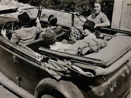 Die Familie Schumacher, Besitzer des Kurhotels in Obladis, besaß die ersten Autos in der heutigen Ferienregion Serfaus-Fiss-Ladis in Tirol. | © Burgl Kirschner