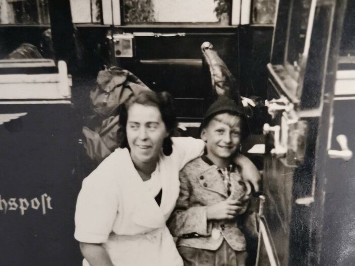 Frau und Junge sitzend Automobil der Reichspost Gerda und Hanspeter Kurhotel Obladis Serfaus-Fiss-Ladis | © Burgl Kirschner