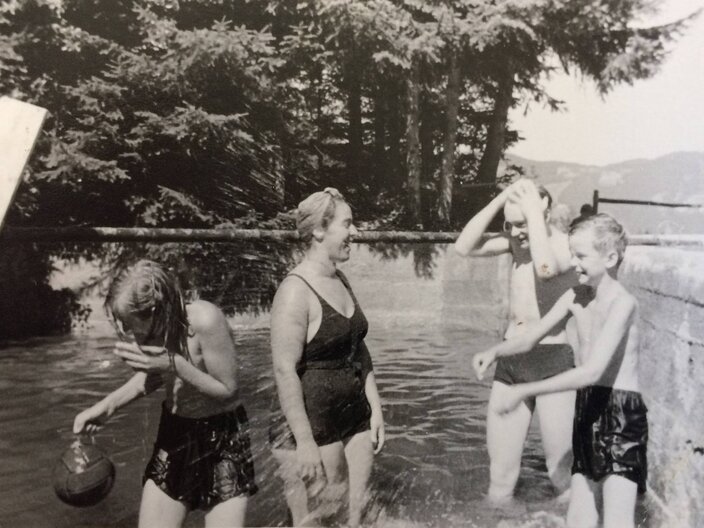 Frau in Badeanzug im Schwimmbad Kurhotel Obladis alte Fotografie Geschichte Serfaus-Fiss-Ladis Tirol | © Burgl Kirschner
