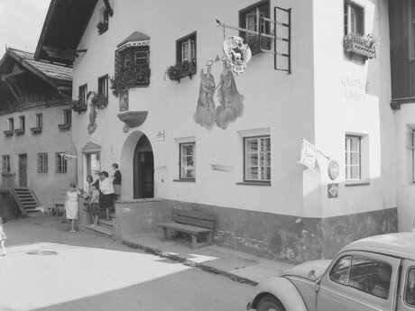 Alte Fotografie Gasthof Lamm in Fiss Ludwig Kofler Gastwirt Wissensquiz Tirol  | © Gemeindearchiv Fiss