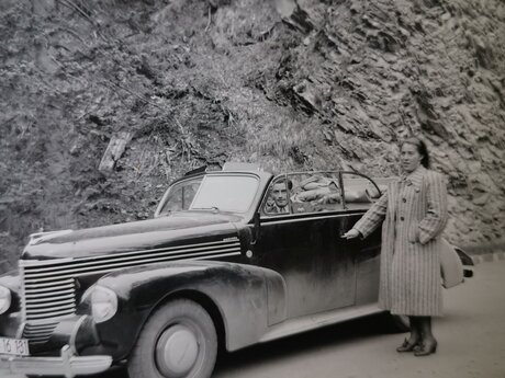 Familie Schumacher erste Autos in Ladis Anfang 20. Jahrhundert Serfaus-Fiss-Ladis Tirol | © Burgl Kirschner