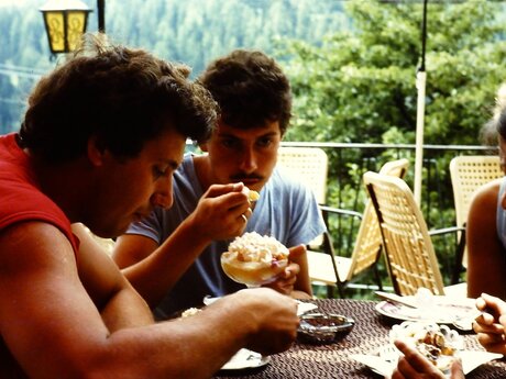 Gäste essen Eisbecher auf Sonnenterrasse im Familienurlaub Serfaus-Fiss-Ladis in Tirol | © Joep Langen