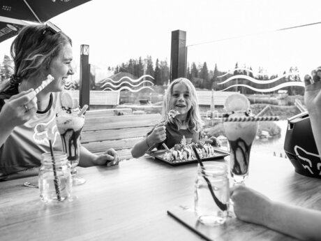 Kind isst Eis auf Sonnenterrasse am Bergsee Serfaus-Fiss-Ladis Tirol | © Serfaus-Fiss-Ladis Marketing GmbH | Rene Raggl