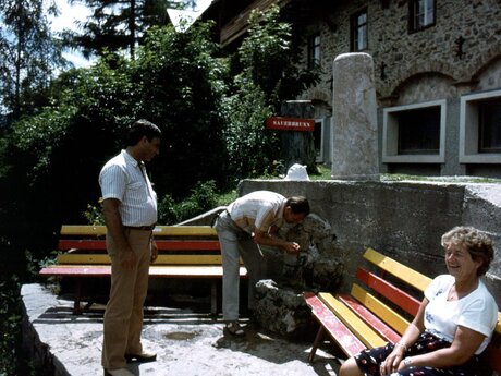 Wanderer tinken Wasser an Trinkbrunnen Obladis Sauerbrunnwasser Familie Kirschner Schumacher Geschichte Serfaus-Fiss-Ladis Tirol | © Joep Langen