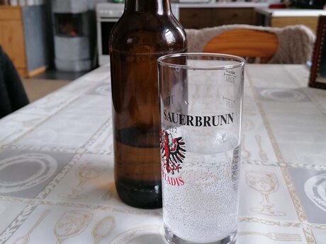 Burgl Kirschner ist Seniorchefin der Heil- und Mineralquelle Tiroler Sauerbrunn in Obladis in der familienfreundlichen Urlaubsregion Serfaus-Fiss-Ladis in Tirol. | © Serfaus-Fiss-Ladis