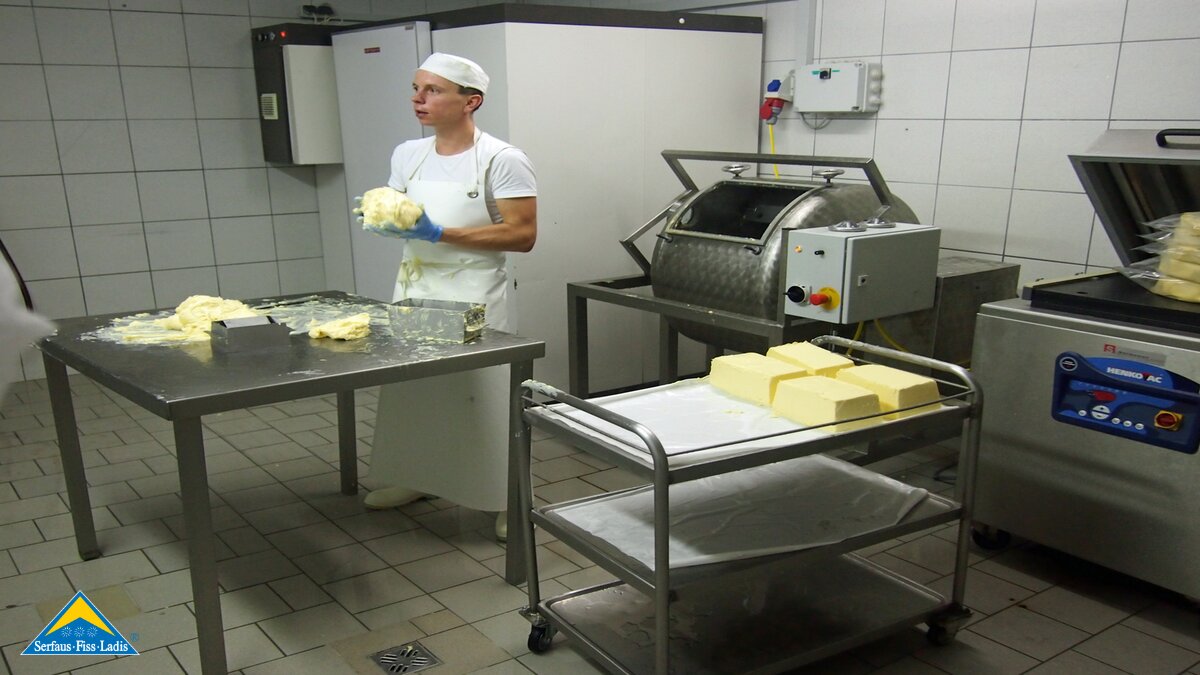 Butterproduktion und Käseproduktion in der Komperdell Alpe in Serfaus | © Serfaus Fiss Ladis