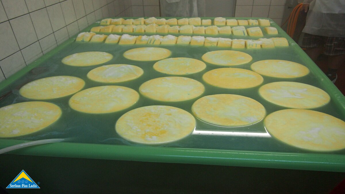Der Käse welcher auf der Komperdell Alpe produziert wird reift im Salzbad | © Serfaus Fiss Ladis