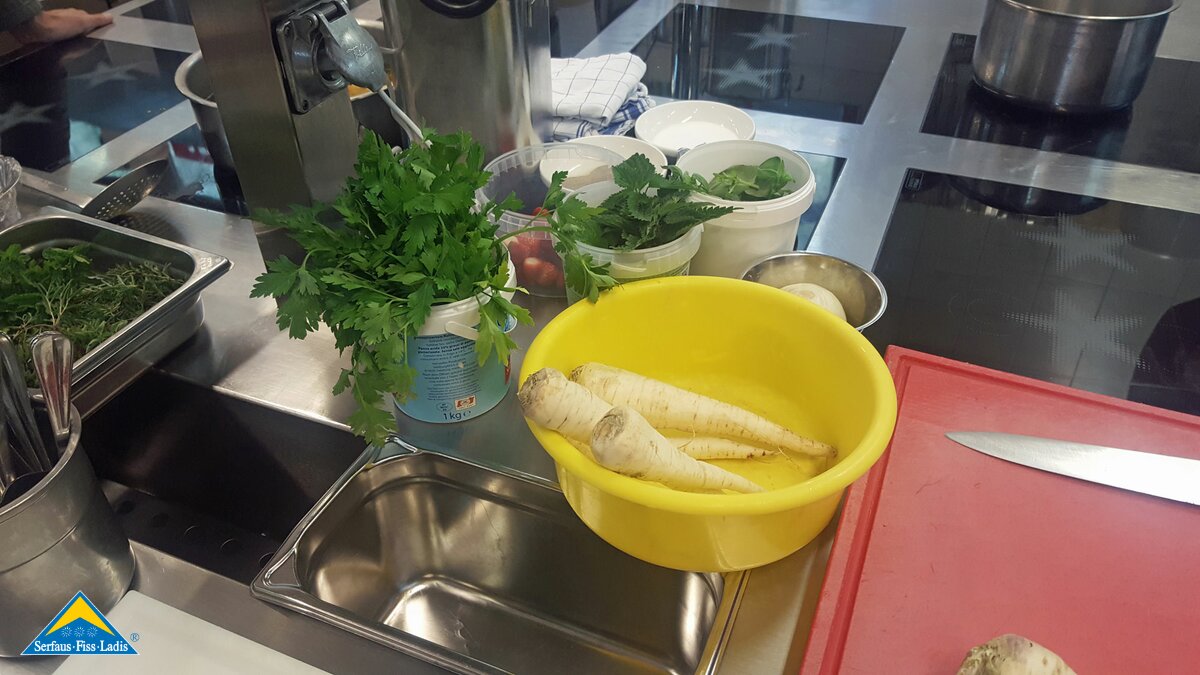 Vorbereitungen für die Zubereitung der Suppe für den Kochkurs im Restaurant Leithe Wirt | © Serfaus Fiss Ladis