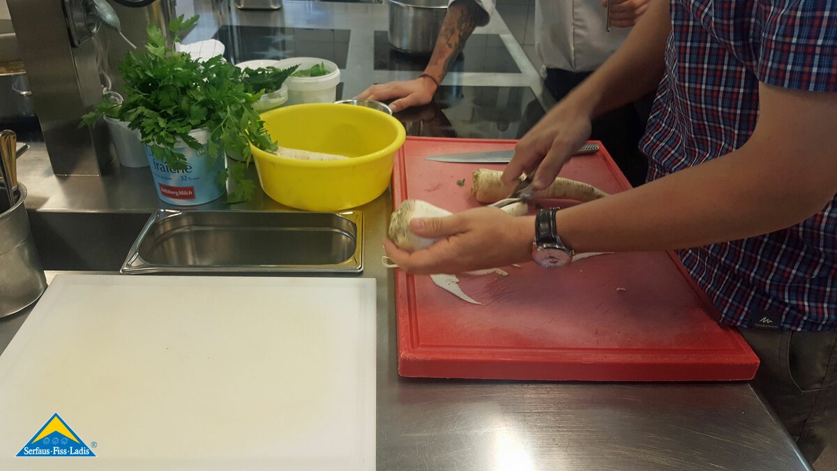 Ein Teilnehmer des Kochkurses im Leithe Wirt schält die Petersilienwurzel | © Serfaus Fiss Ladis