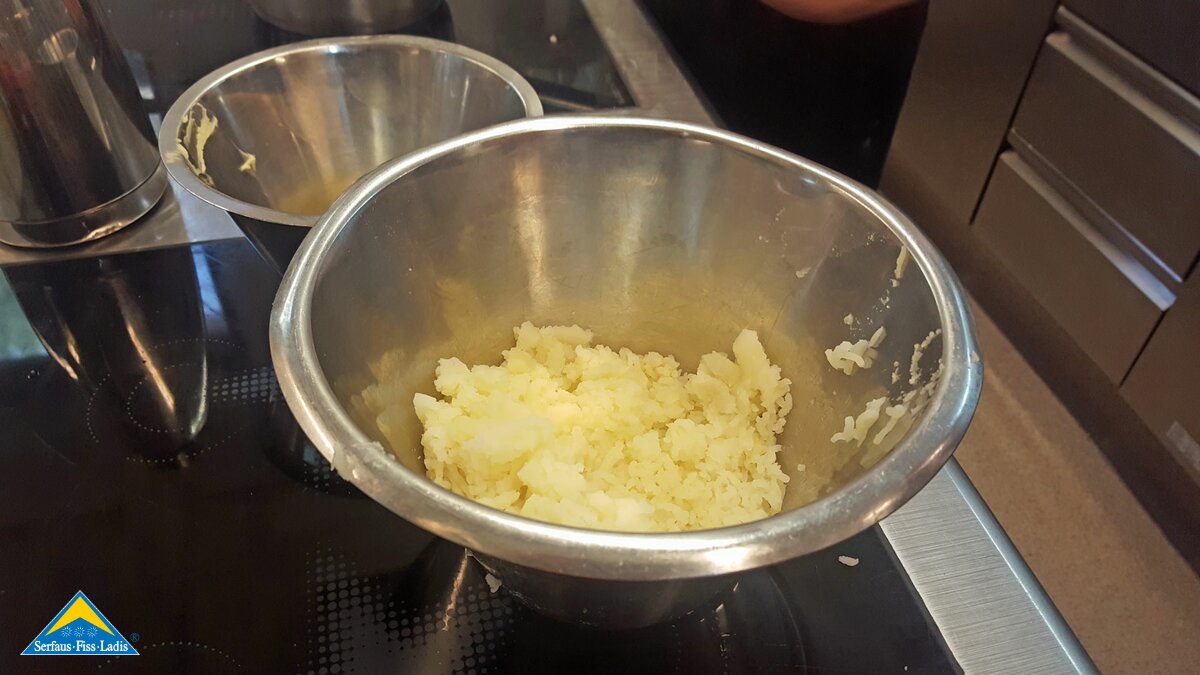 Zubereitung des Petersilienespumas während des Kochkurses im Leithe Wirt | © Serfaus Fiss Ladis