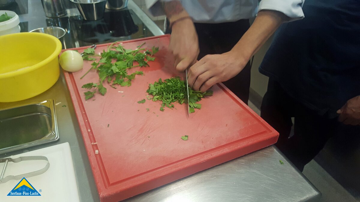 Die Petersilie muss für die Suppe fein gehackt werden | © Serfaus Fiss Ladis