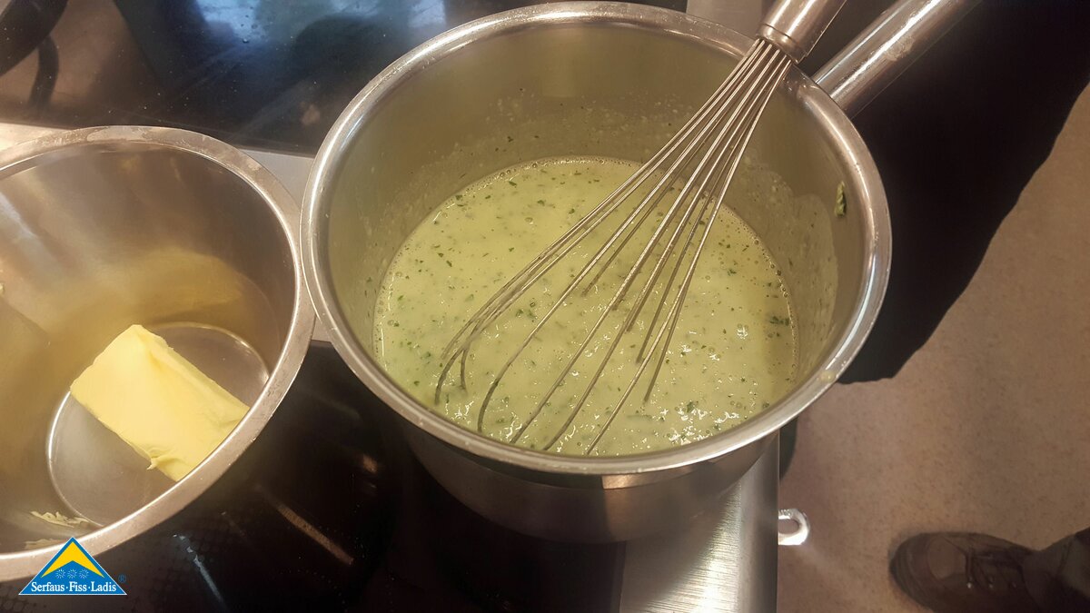 Die Zutaten werden mit einem Schneebesen verrührt | © Serfaus Fiss Ladis