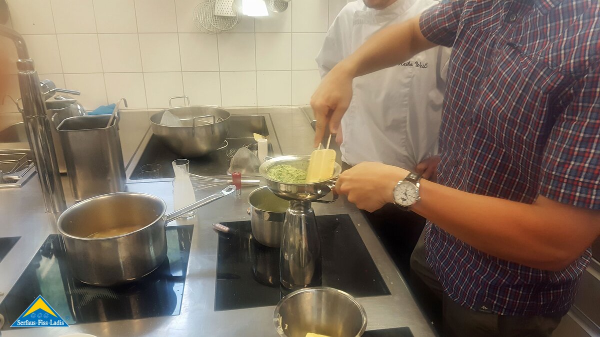 Küchenchef siebt das Espuma im Leithe Wirt | © Serfaus Fiss Ladis