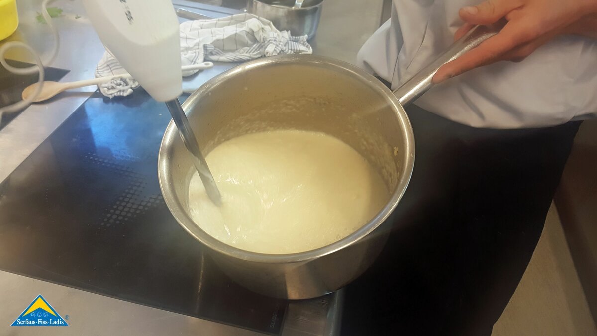 Mit dem Pürierstab im Leithe Wirt wird die Petersilienschaumsuppe fein püriert | © Serfaus Fiss Ladis