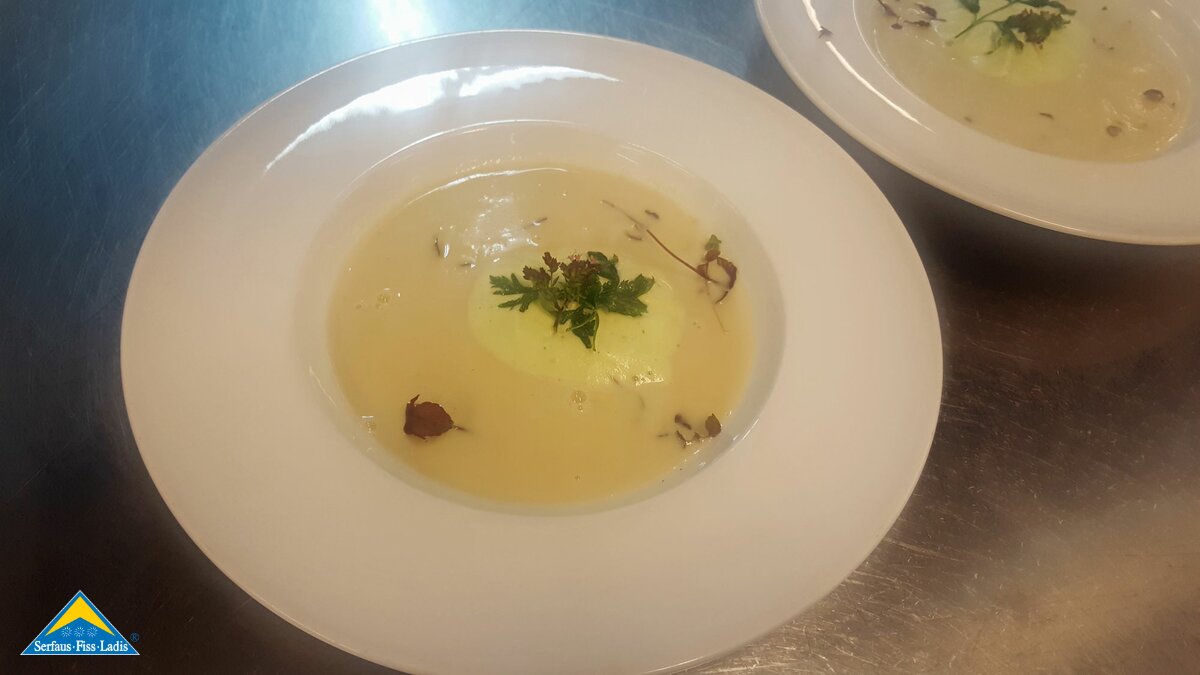 Die fertige Petersilienwurzelsuppe mit Petersilienespuma im Leithe Wirt in Serfaus Fiss Ladis | © Serfaus Fiss Ladis