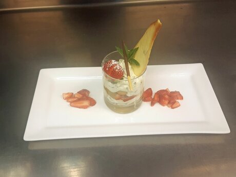 Das Dessert: Basilikum Tiramisu mit Erdbeeren und Apfelmus | © Serfaus Fiss Ladis