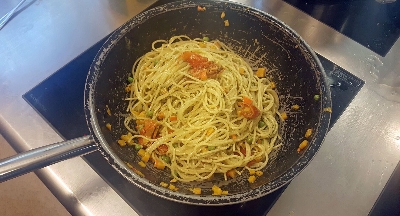 Die Hauptspeise des Kochkurses: Spaghetti in Kräuterpesto (Rosmarin, Brennnesseln) mit getrockneten Tomaten, Kürbis und Erbsen | © Serfaus Fiss Ladis