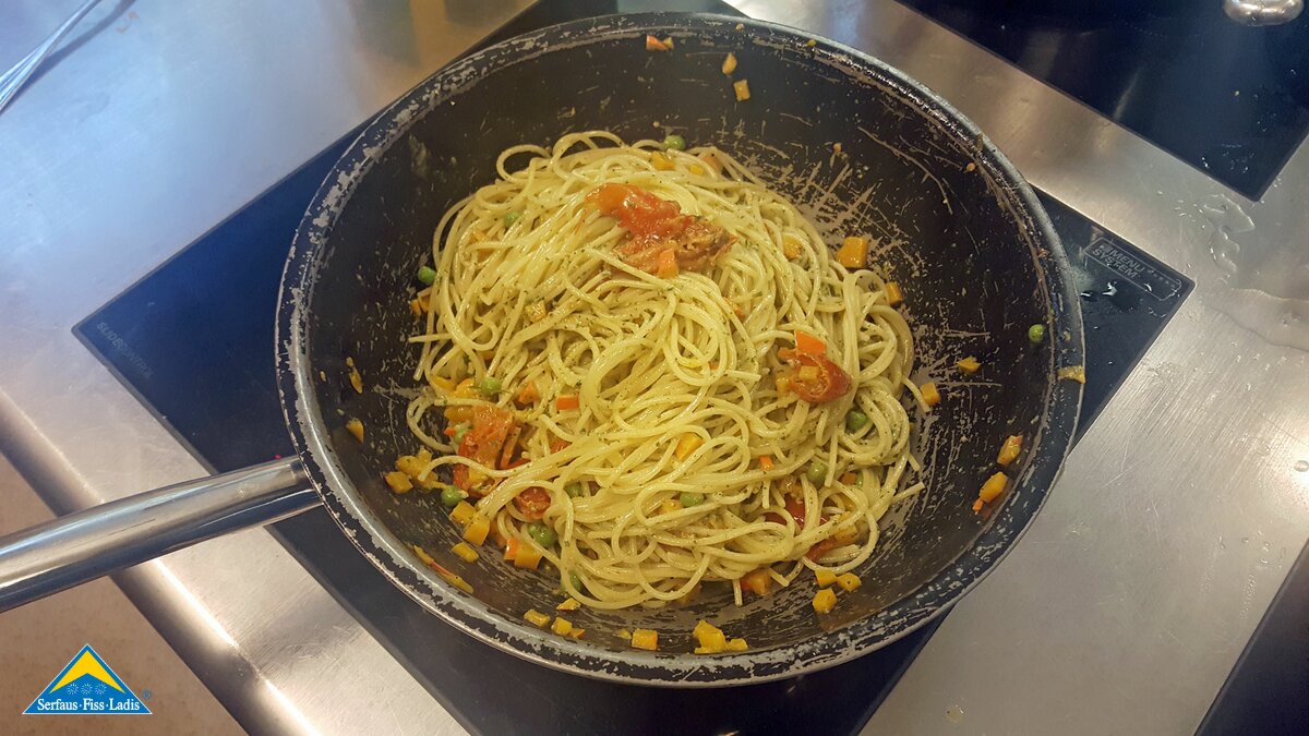 Die Hauptspeise des Kochkurses: Spaghetti in Kräuterpesto (Rosmarin, Brennnesseln) mit getrockneten Tomaten, Kürbis und Erbsen | © Serfaus Fiss Ladis