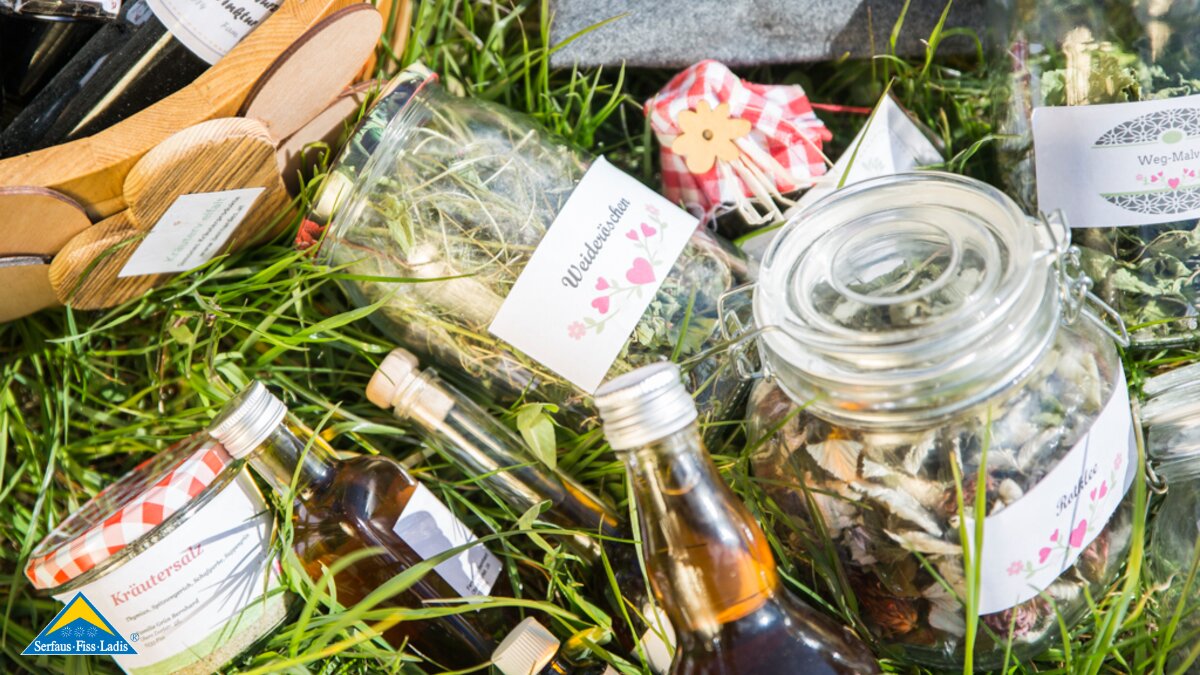 Unterschiedliche Kräuter und Tinkturen im Glas aus Serfaus Fiss Ladis in Tirol | © Socialweb
