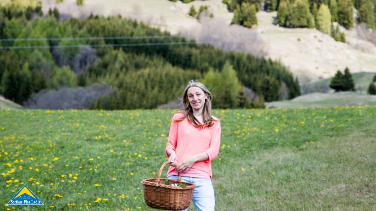 Frau mit Korb die Kräuter sammelt in Serfaus Fiss Ladis in Tirol | © Socialweb