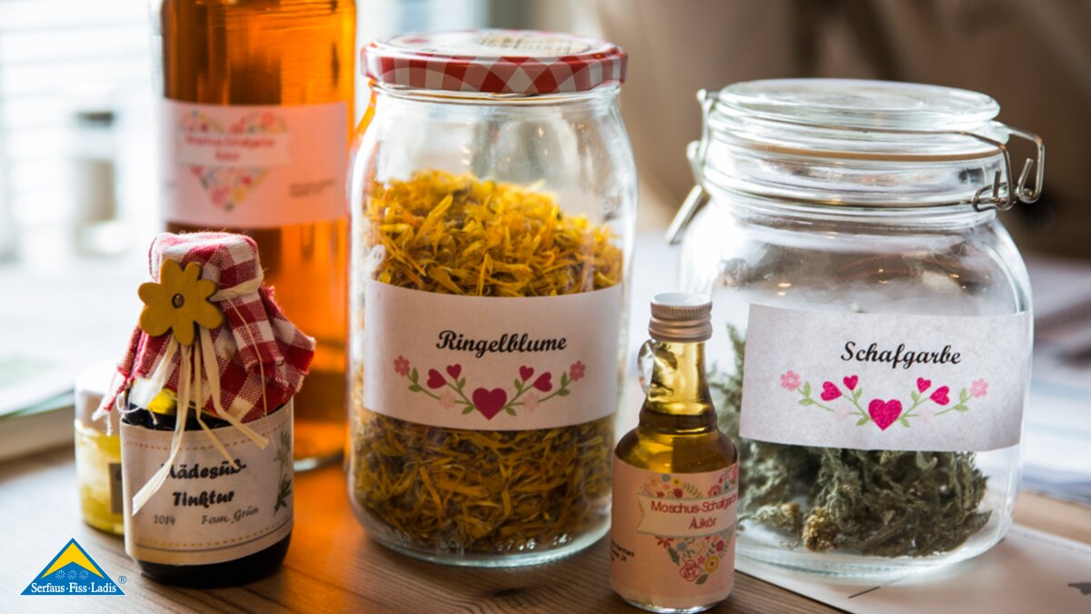 Verschiedene Kräuter aus Serfaus Fiss Ladis in Tirol im Glas gesammelt am Kräuterlehrpfad und in der Natur am Hochplateau | © Socialweb