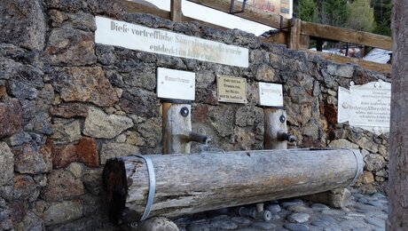 Die Quelle des Sauerbrunnens in Serfaus Fiss Ladis | © Socialweb