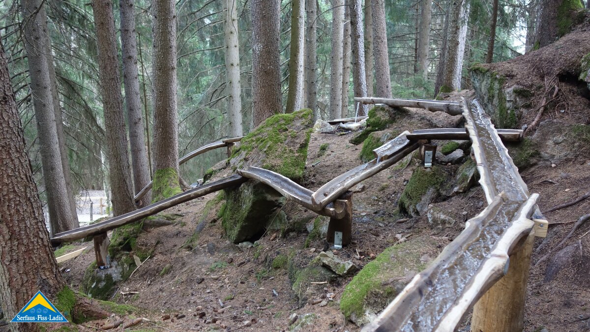 Das Wasser des Tiroler Sauerbrunnens aus Ladis wird in Waalen den Berg hinunter geleitet | © Socialweb