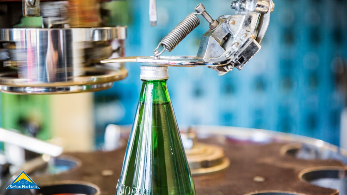 Eine abgefüllte Sauerbrunnflasche aus Ladis in Tirol | © Socialweb