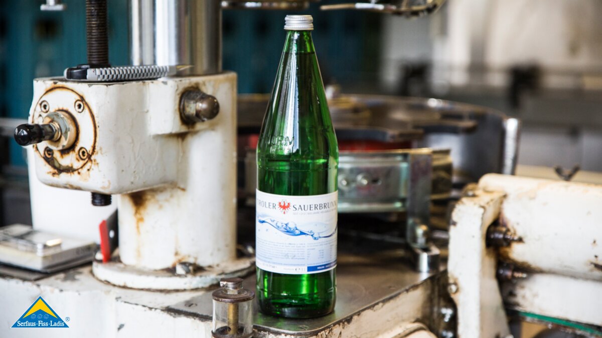 Eine Flasche des Tiroler Sauerbrunn abgefüllt und fertig zum Verkauf | © Socialweb