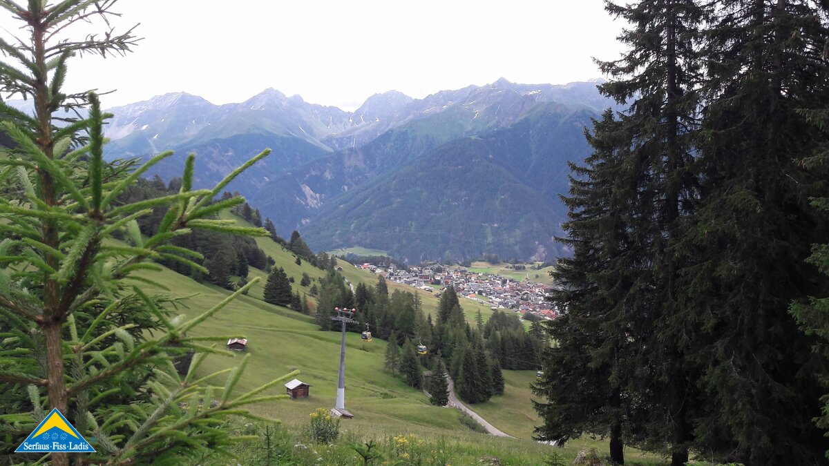 Der Blick auf Serfaus vom Leithe Wirt aus. Familienurlaub in Österreich | © Serfaus-Fiss-Ladis