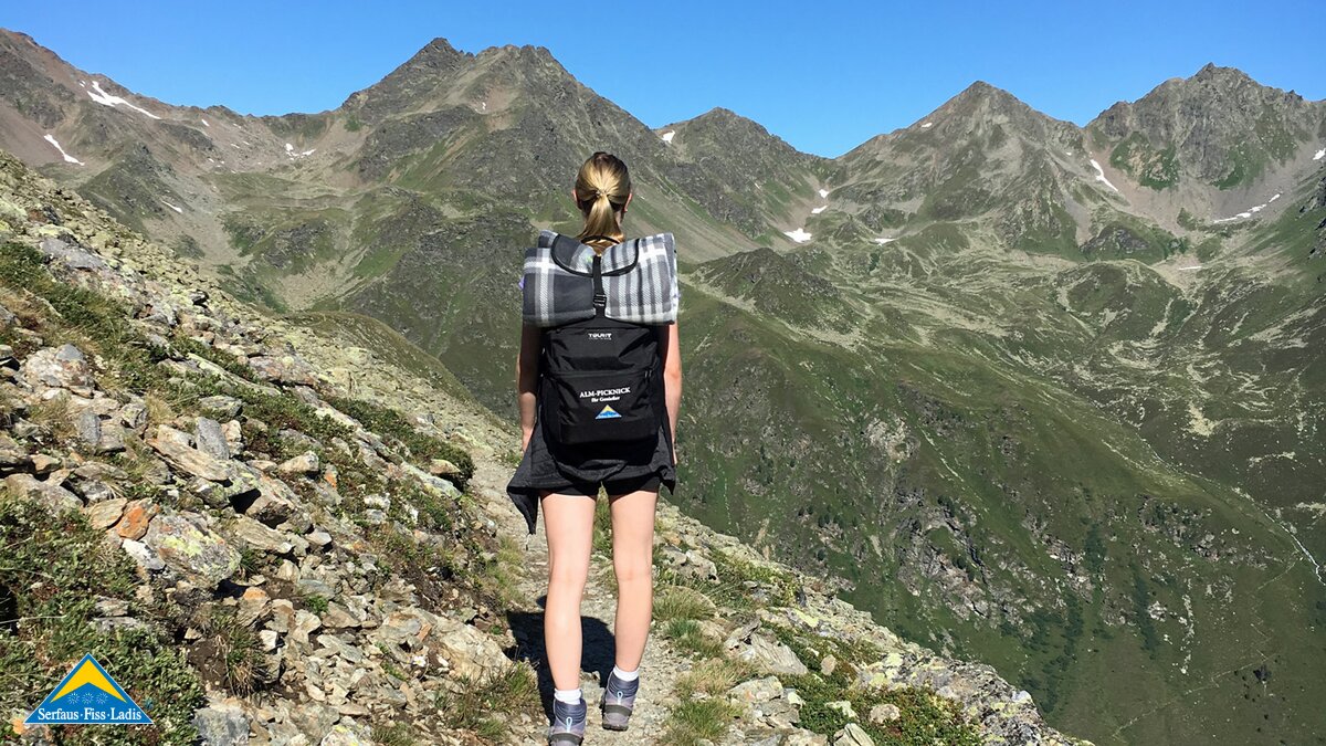Wanderung mit dem Rucksack für das Almpicknick ins Urgtal in Serfaus-Fiss-Ladis in Tirol | © Serfaus-Fiss-Ladis