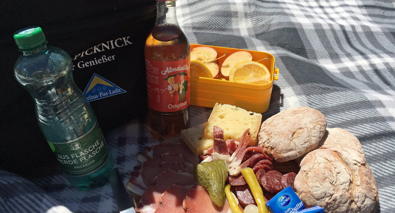 Der Rucksack mit dem Almpicknick in Serfaus-Fiss-Ladis in Österreich | © Serfaus-Fiss-Ladis